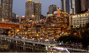 航拍重庆洪崖洞金碧辉煌夜景短视频素材