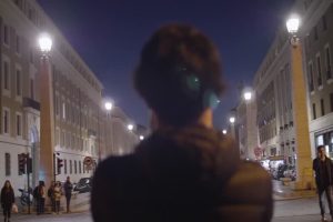 年轻人在街头拍摄视频素材