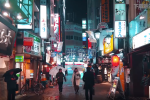 夜晚十字街口熙熙攘攘人群走路视角视频素材