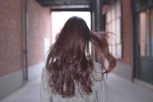 在胡同中行走的长发美女短视频素材