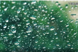 雨滴敲打玻璃下雨视频素材