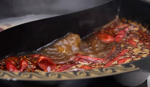 鸳鸯火锅麻辣汤底涮肉片视频素材