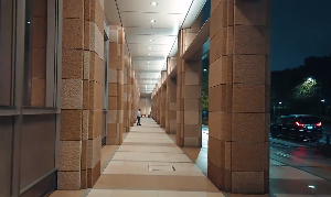 日本夜晚的酒店门口行人视频素材