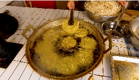 炸豆芽街边小吃视频素材