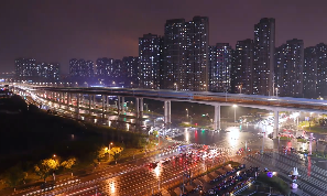 灯火通明的城市高架桥下面车流的视频素材