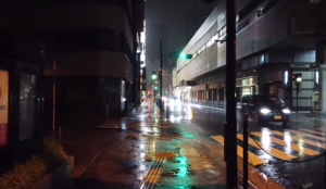 雨中的夜晚空无一人街上行人视频素材