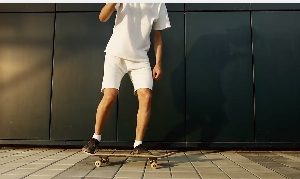 气质小哥哥玩滑板脚步意境镜头视频素材