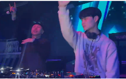 夜场男DJ操控全场视频素材