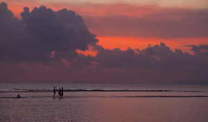 夕阳下海边人物视频素材