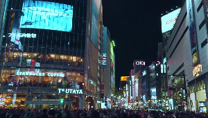 夜晚中心城市人山人海景象走路视角视频素材