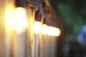 夜晚围墙上灯泡意境视频素材