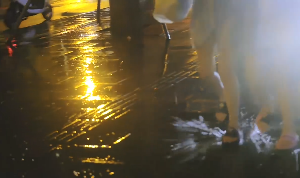 夜晚雨中女子踏水走路视频素材