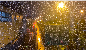 雨划玻璃雨滴视频素材