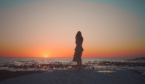 美女在海边看夕阳镜头短视频素材