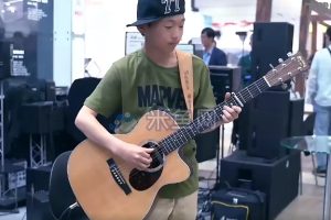 男孩商场吉他乐器演奏视频素材