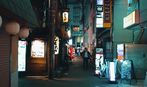 夜晚街景日本巷口走路视角视频素材