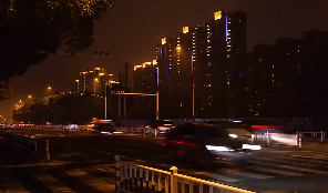 夜晚等红绿灯行人车流视频素材