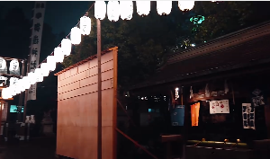 日本清净夜晚挂白灯笼街景视频素材