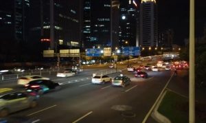 下班的夜晚车流来回视频素材