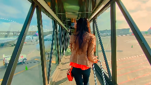穿皮夹克美女拖着行李箱在飞机场行走人物视频素材