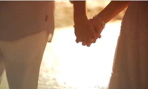 男子牵着女子手走在海滩上人物视频素材
