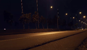 夜晚急速汽车街道路灯视频素材