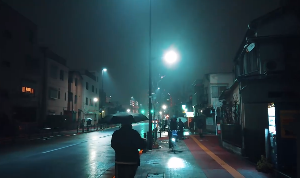 静悄悄夜晚街头行人走路视角镜头视频素材