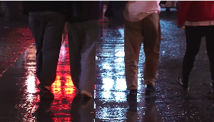 深夜小雨街上路人走路视频素材
