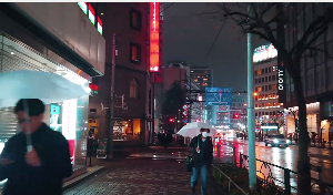 雨后街道打伞人群走路视角视频素材