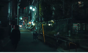 日本711便利店夜晚镜头走路视角视频素材