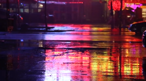 雨中霓虹两美女打伞走路视频素材