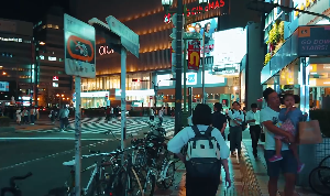 超美日本繁华街头夜色人群走路视角视频素材