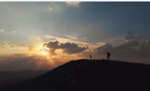 夕阳山顶父子励志视频素材