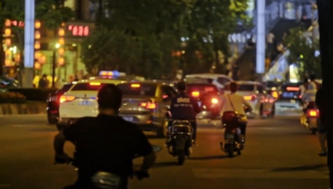 深夜街上人群中怀孕妈妈打车视频素材