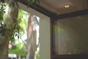 房屋里的风铃书签小清晰可爱短视频素材