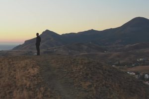 登上山顶振臂高呼励志素材