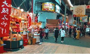 日本热闹夜市生活人群走路视角视频素材