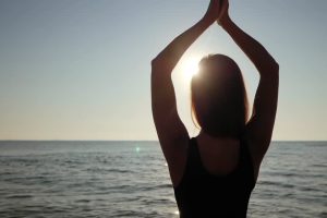 夕阳下在海边做瑜伽的美女视频素材