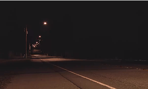 幽暗街道昏暗路灯视频素材