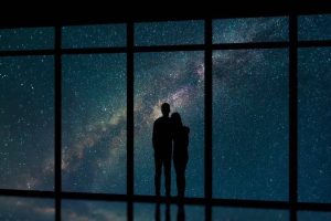 情侣依偎着看着星空视频素材