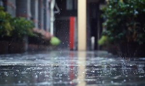 雨滴掉落城市街道视频素材