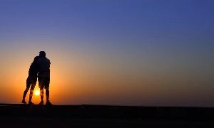 夕阳下情侣紧紧拥抱视频素材