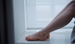 金发美女独自看书赤脚特写视频素材